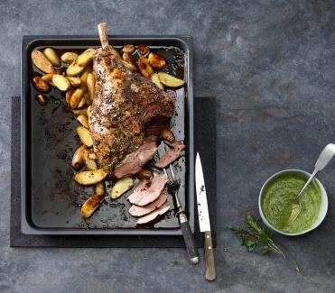 Lammgigot mit Kartoffeln und grüner Sauce